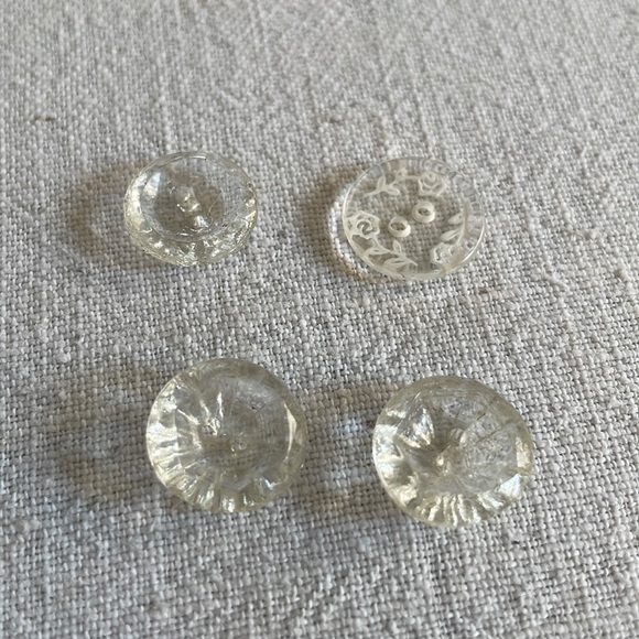 Assortment of vintage clear glass and plastic buttons - Picture 15 of 16